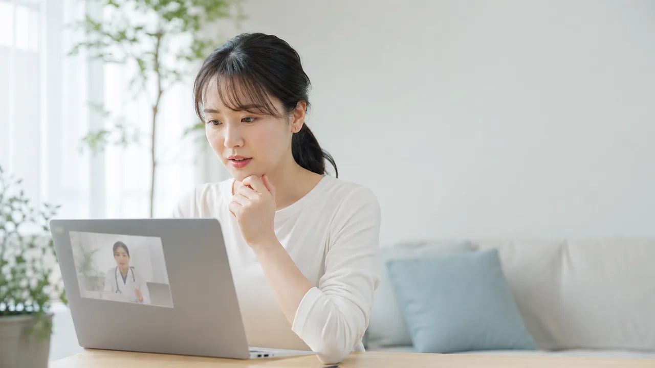 ニキビ治療の料金と処方内容を自宅からオンライン相談する成人女性