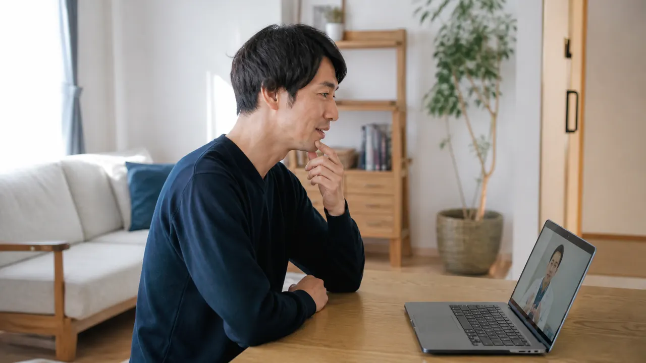 AGAオンライン診療で医師に相談する男性