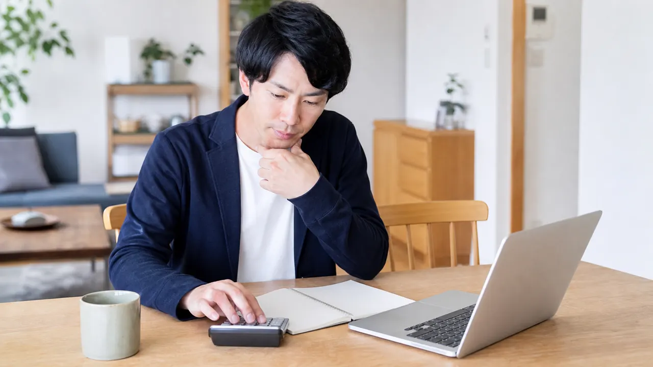 AGA治療の月額費用を自宅で整理する男性
